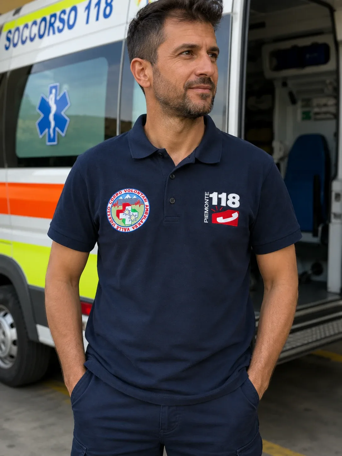 Polo blu navy da soccorritore con lo stemma dell’associazione e il logo 118 ricamati
