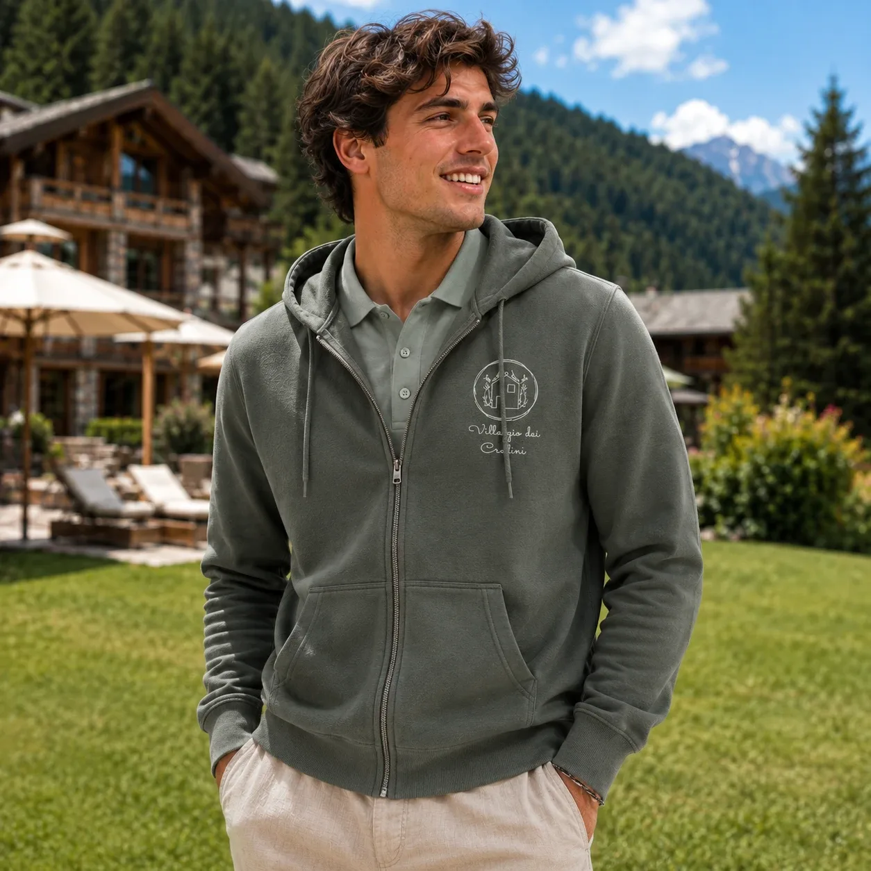 Felpa con zip e cappuccio con il logo di un villaggio alpino ricamato in bianco