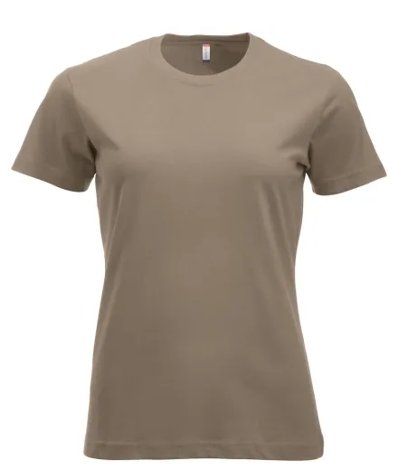 T-shirt New Classic donna — T-shirt in cotone pettinato. Tessuto jersey stabilizzato. Nastrino parasudore. Colletto elasticizzato e ribattuto. Struttura tubolare indeformabile per uomo. Versione donna sciancrata con cuciture laterali. Vestibilità slim-fit.